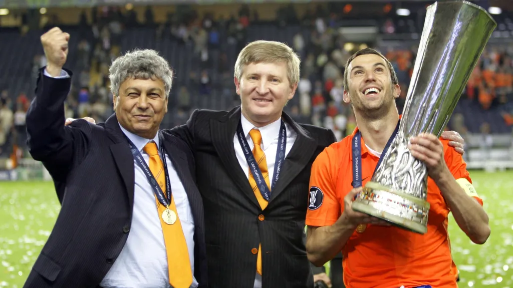 Rinat Achmetov (uprostřed) oslavil se svým Šachtarem v roce 2009 zisk Poháru UEFA