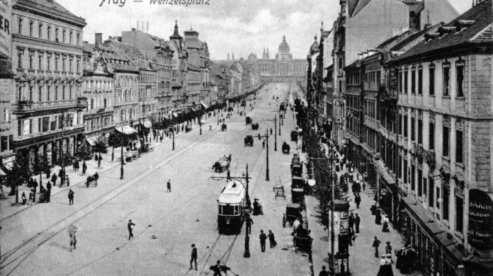 Václavské náměstí kolem roku 1901, v prvním období elektrických tramvají, kdy byly koleje blíž u chodníků