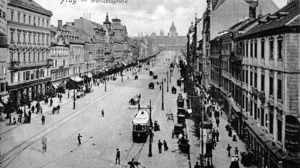 Václavské náměstí kolem roku 1901, v prvním období elektrických tramvají, kdy byly koleje blíž u chodníků
