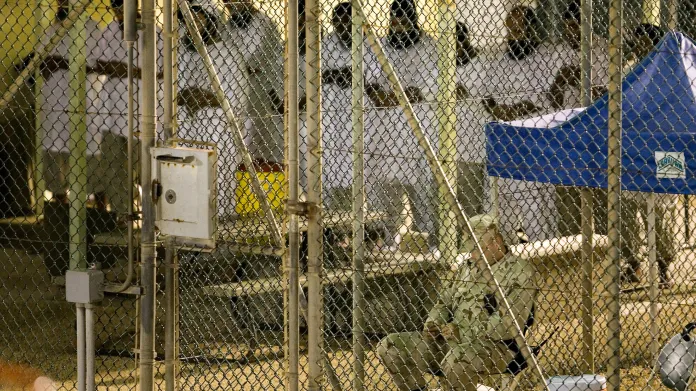 Modlící se vězni v Guantánamu