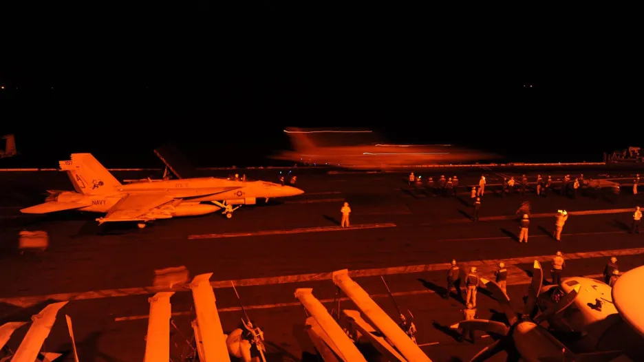 Americká letadla startují k náletům na cíle IS v Sýrii