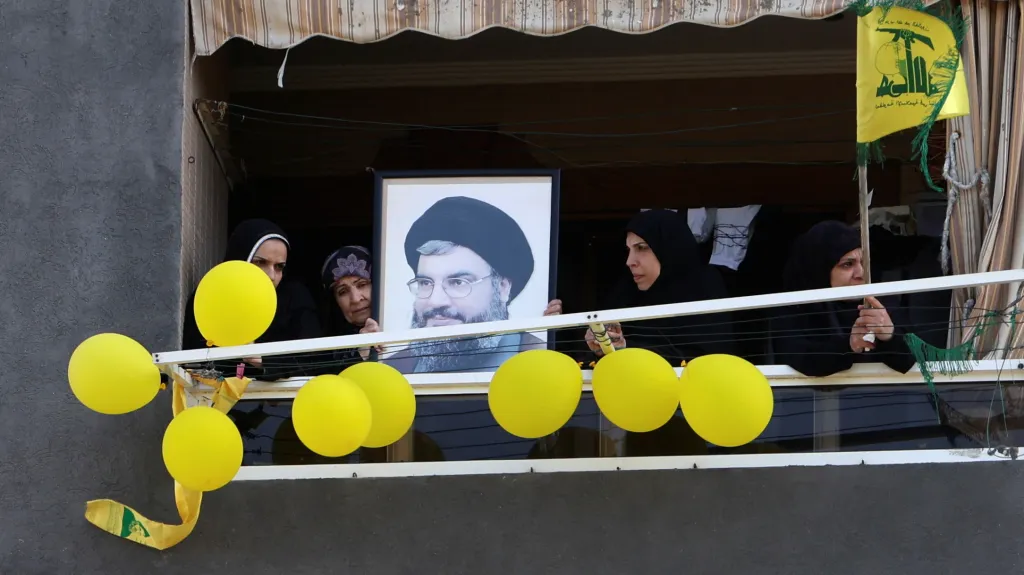 Příznivci Hizballáhu s portrétem vůdce Hasana Nasralláha
