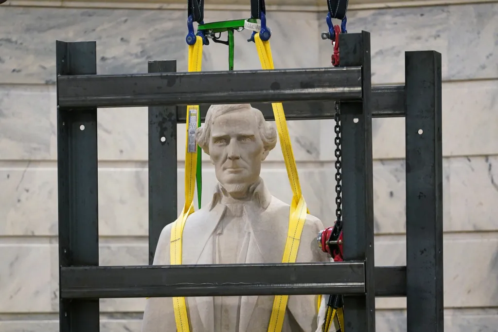 V posledních týdnech je odstraňovaní některých soch z veřejného prostranství nebývale rychlé. Další sochou spojovanou s rasismem je kamenná podobizna Jeffersona Davise, který byl v období 1861–⁠1865 prezidentem Konfederovaných států amerických