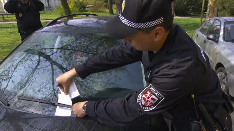 V Jihlavě místo botiček dávají řidičům výzvy za stěrač