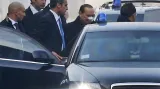 Silvio Berlusconi opouští milánskou nemocnici