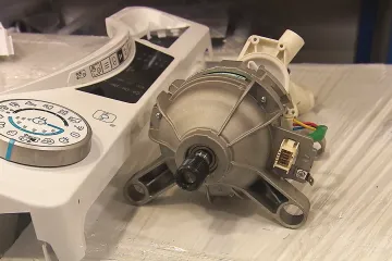 Opravy starších praček či mobilních telefonů mají být jednodušší