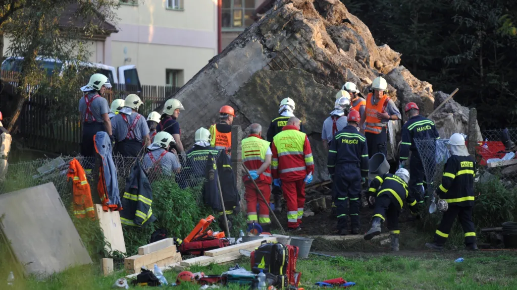 Záchranáři u zříceného silničního mostu u Vilémova na Havlíčkobrodsku