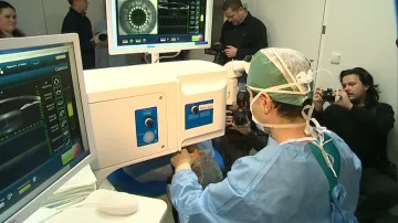 Operace šedého zákalu pomocí laseru je bezpečnější a šetrnější
