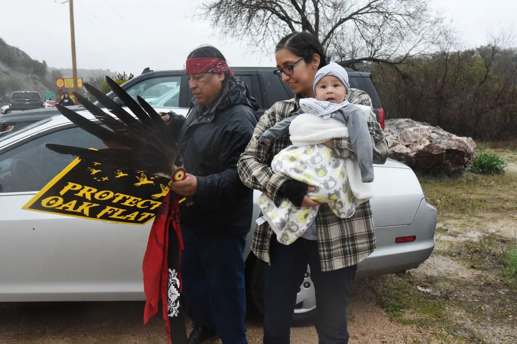 Svoji soudružnost s jinými kmeny již šest let prokazují Apači společnou čtyřdenní túrou ze San Carlos Apache Indian Reservation do Oak Flat. Pochod není jen pro původní obyvatele, ale pro všechny, kteří se zajímají o ochranu životního prostředí
