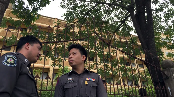 Policie před bytovým domem v Bangkoku, kde zadrželi podezřelého