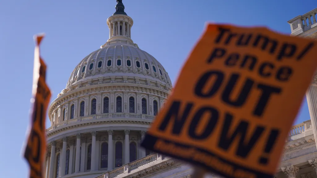Odpůrci prezidenta Trumpa před Kapitolem