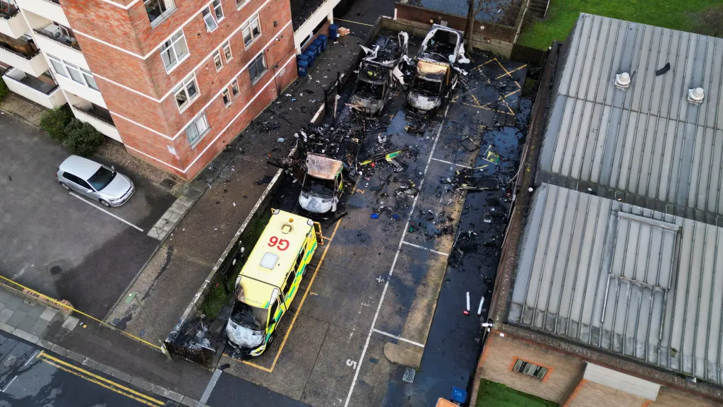 Shořelé sanitky organizace Hatzolah v Londýně