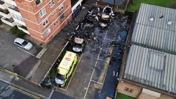 Shořelé sanitky organizace Hatzolah v Londýně