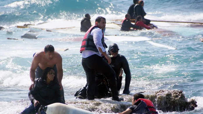 Nehoda lodě s uprchlíky u Řecka