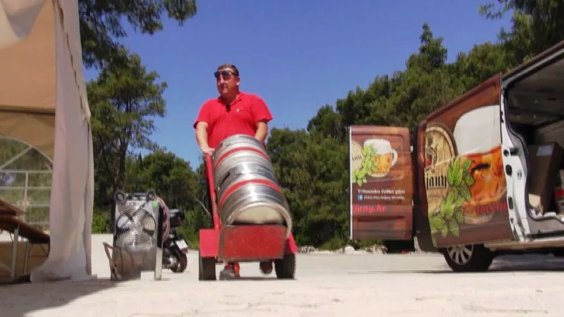 Jan Trojan rozváží na Jadranu české pivo