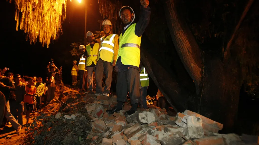 Nepálští záchranáři odstraňují následky zemětřesení