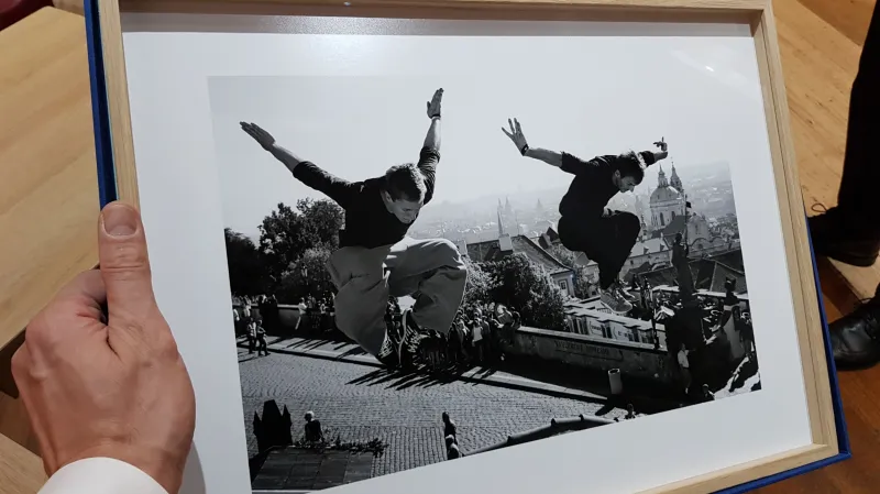 Fotografie Prahy, kterou papeži předali zástupci magistrátu