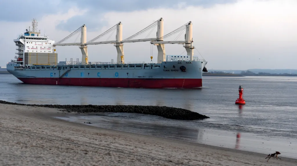 Loď plující do hamburského přístavu
