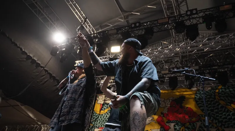 Poněkud netradiční žádost o ruku na festivalu Brutal Assault