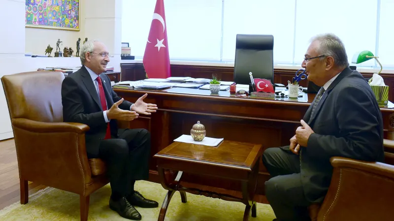 Kemal Kilicdaroglu s bývalým lídrem CHP Denizem Baykalem v roce 2015
