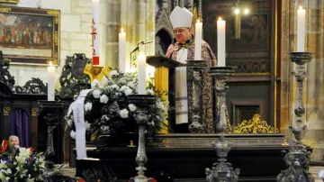 Dominik Duka při pohřbu Eduarda Janoty