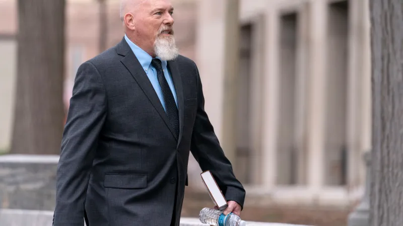 Richard Barnett přichází k soudu ve Washingtonu