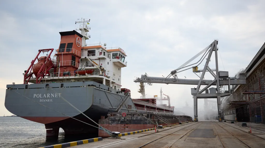 Ukrajinská loď s obilím v přístavu Oděsa (snímek je z 30. července)