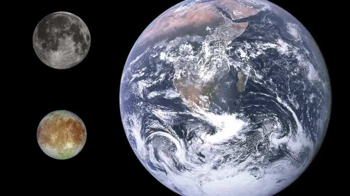 Srovnání velikosti Měsíce (vlevo nahoře), měsíce Europa (vlevo dole) a Země (vpravo)