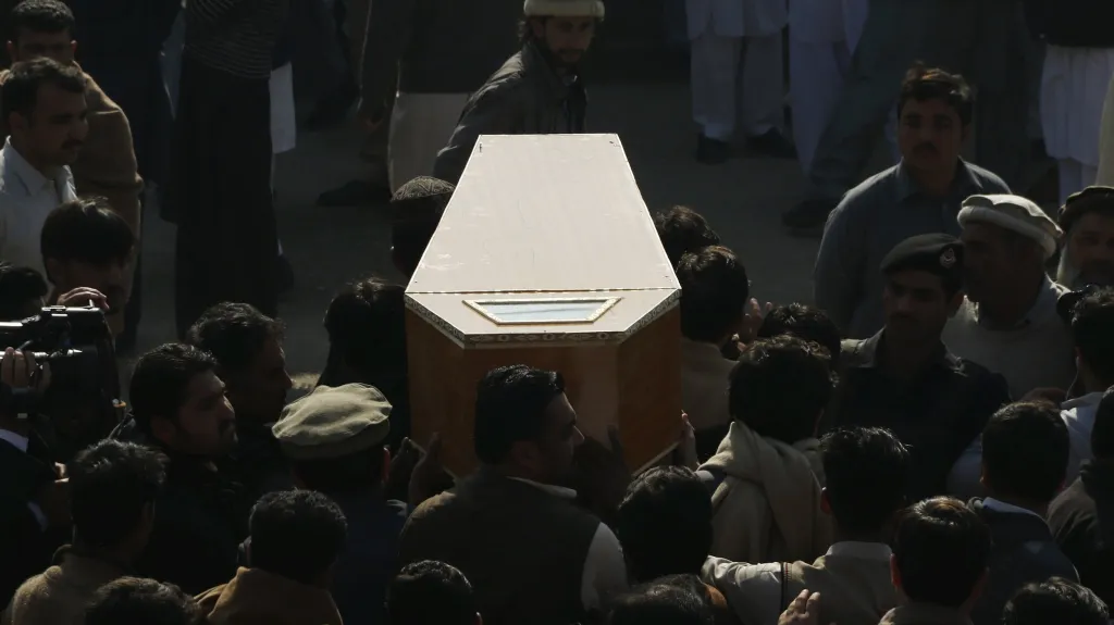 Ozbrojenci zabili v pákistánské škole dvě desítky lidí