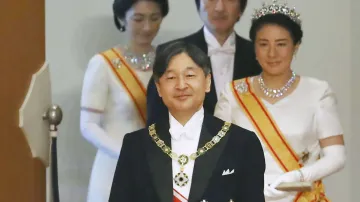 Nový japonský císař Naruhito odchází z ceremonie, za ním kráčí manželka Masako (vpravo) a korunní princ Akišino s chotí Kiko