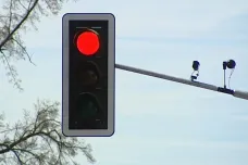 Chytré semafory v Hradci mají urychlit průjezd, pohlídají ale i rychlost a jízdu na červenou