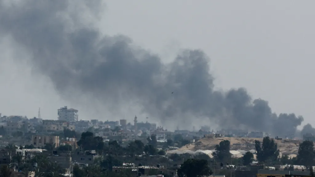 Kouř nad Rafahem po jednom z izraelských úderů na konci května