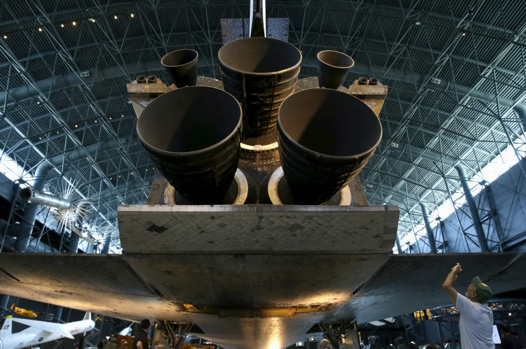 V roce 2011 NASA ukončila provoz všech raketoplánů. Discovery byl poté věnován do muzea Steven F. Udvar-Hazy Center (součást National Air and Space Museum) ve Virginii a tam je vystaven ve zvláštní části muzea věnované raketám a kosmickému výzkumu