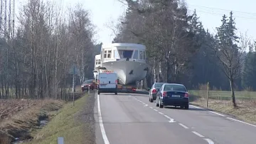 Loď na silnici