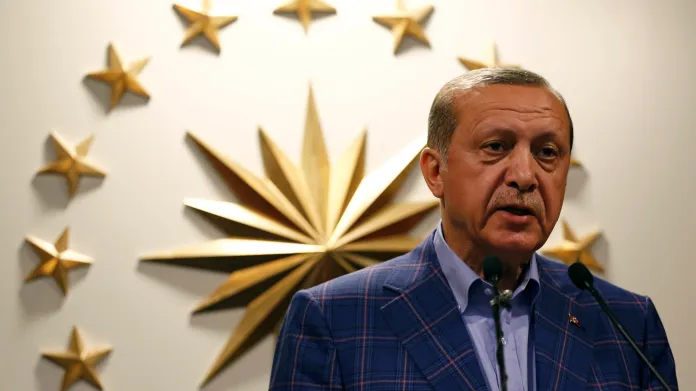 Turci podpořili přechod z parlamentního systému na prezidentský