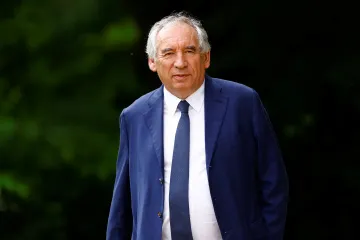 Novým premiérem Francie se stal centrista Bayrou
