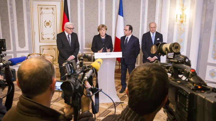 Angela Merkelová a Francois Hollande po summitu v Minsku