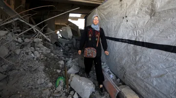 Studentka Mahá Alíová v troskách Islámské univerzity v Pásmu Gazy