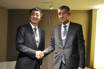  Babiš jednal v Davosu se šéfem Huawei. Firma otevře v Bruselu centrum pro kybernetickou bezpečnost