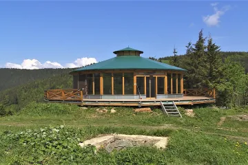 Aktivisté odhalili černé stavby v chráněném území. Slouží jako bary u sjezdovky v Červenohorském sedle