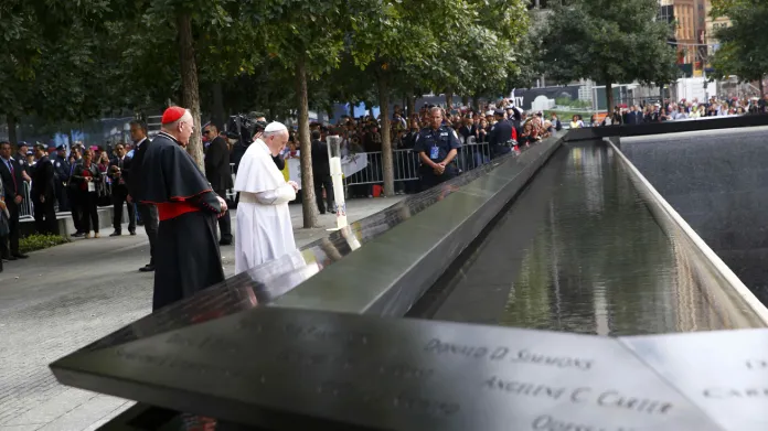 Papež František se modlí za oběti z 11. září 2001