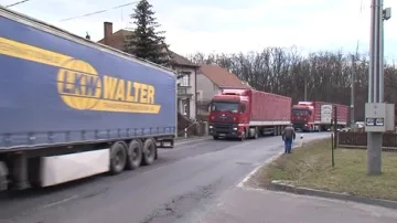 Lechovicemi denně projíždí tisíce aut a kamionů
