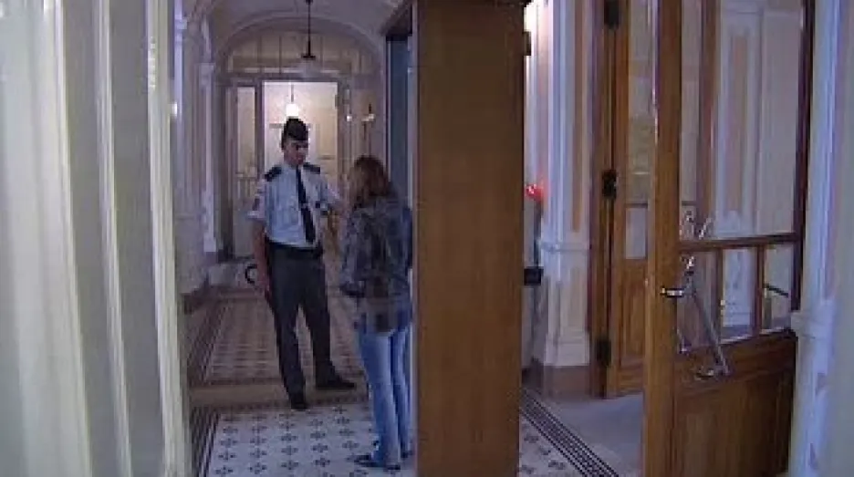 Pražská advokátka Helena Chábová oznámila na policii, že ji v soudní budově v Karlových Varech napadla justiční stráž.