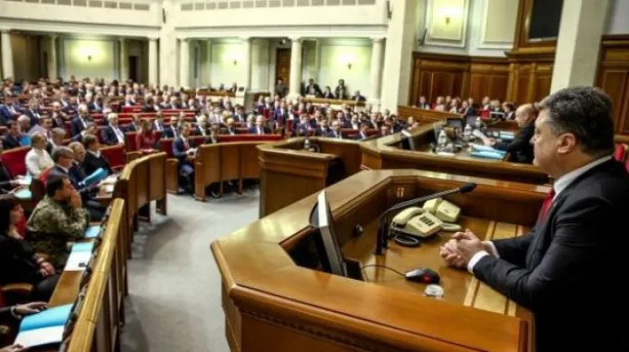 Události: Porošenko odmítl federalizaci, chce do NATO