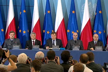 Kvůli zprávě o nehodě u Smolensku odstoupil ministr obrany