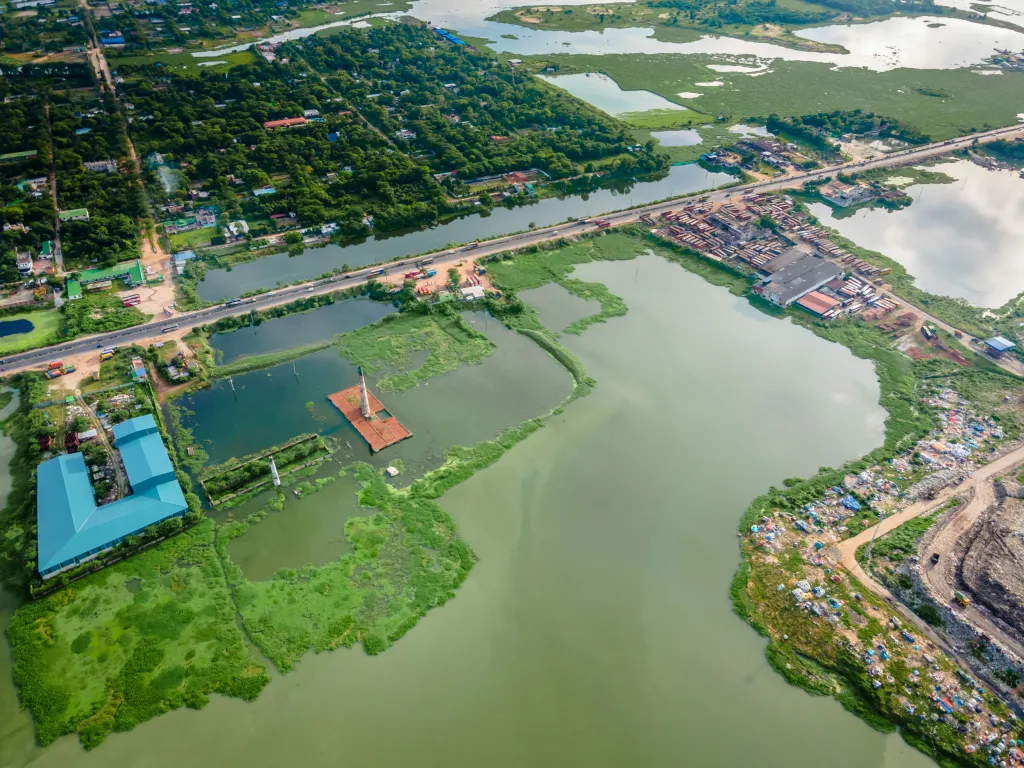 Cihláři z bangladéšského Savaru zachraňují během záplav nevypálené cihly, které by se ve vodě rychle rozpadly