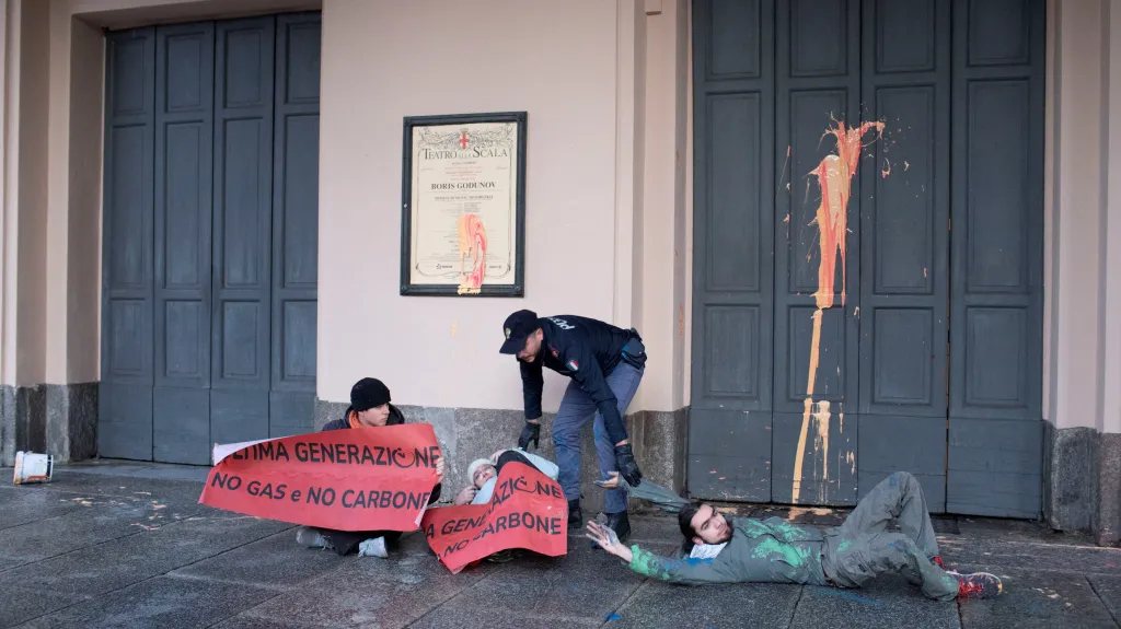 Protest ekologických aktivistů před operou La Scala