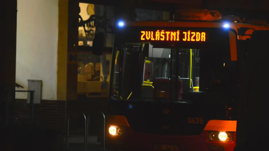 Obyvatele z okolí odvážely autobusy