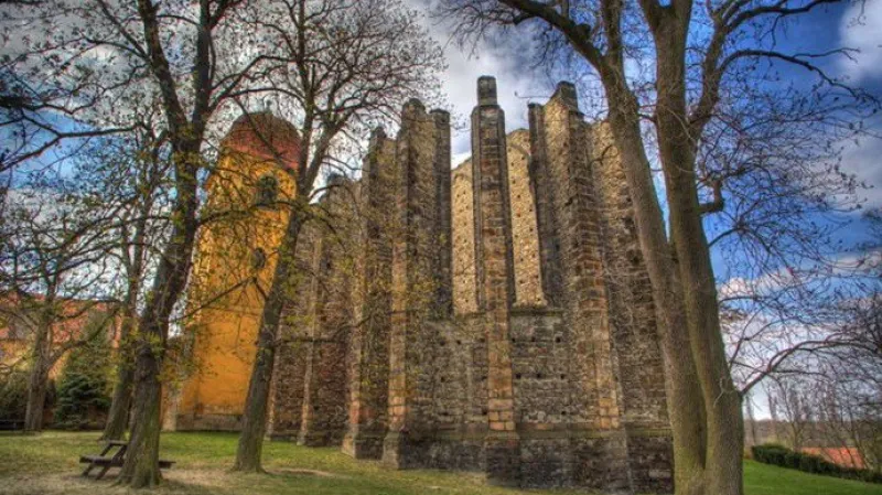 Nedostavěný gotický chrám Panny Marie v Panenském Týnci