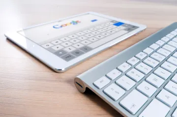 AI souhrny mění internet. Brodí se v šumu a ohrožují vydavatele